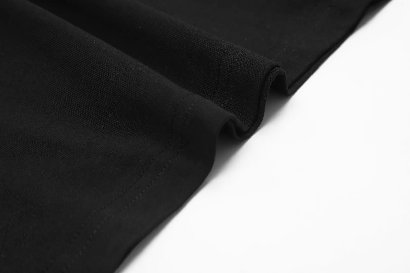 "Classic long sleeves" vivienne west wood Vivienne Saturn classic versatile long sleeves Simple and fashionable, very practical to wear inside and outside. The top hot model in 2024. No need to say more. Open the details directly. Correct accessories for the entire series. Every detail is completely restored. Straightforward to full. Size: s m l Color: black white gray